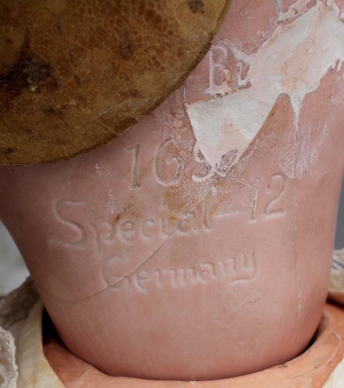 DOCKOR, 2 st, biskvi, Tyskland 1900-talets första hälft. Porzellanfabrik Burggrub 169 samt Franz Schmidt & Co. 1250.