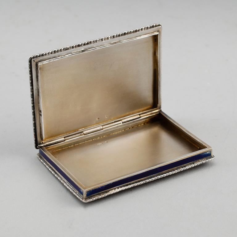 DOSA, silver och emalj, 1900-talets första hälft. Vikt ca 126 gram.