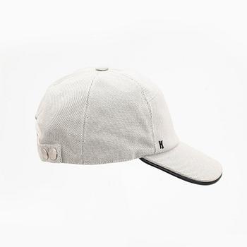 HERMÈS, a grey hat.