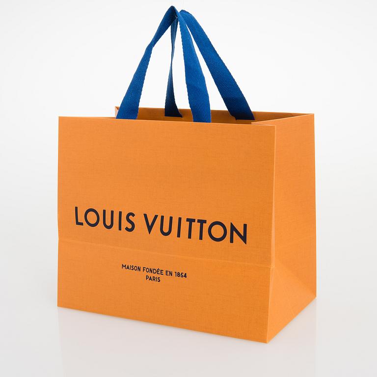 Louis Vuitton, "La Boum Canvas" solglasögon samt ett Chouchou hårband.