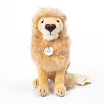Steiff, 3 toy animals, two lions and a 2000 Weihnachtsbär.