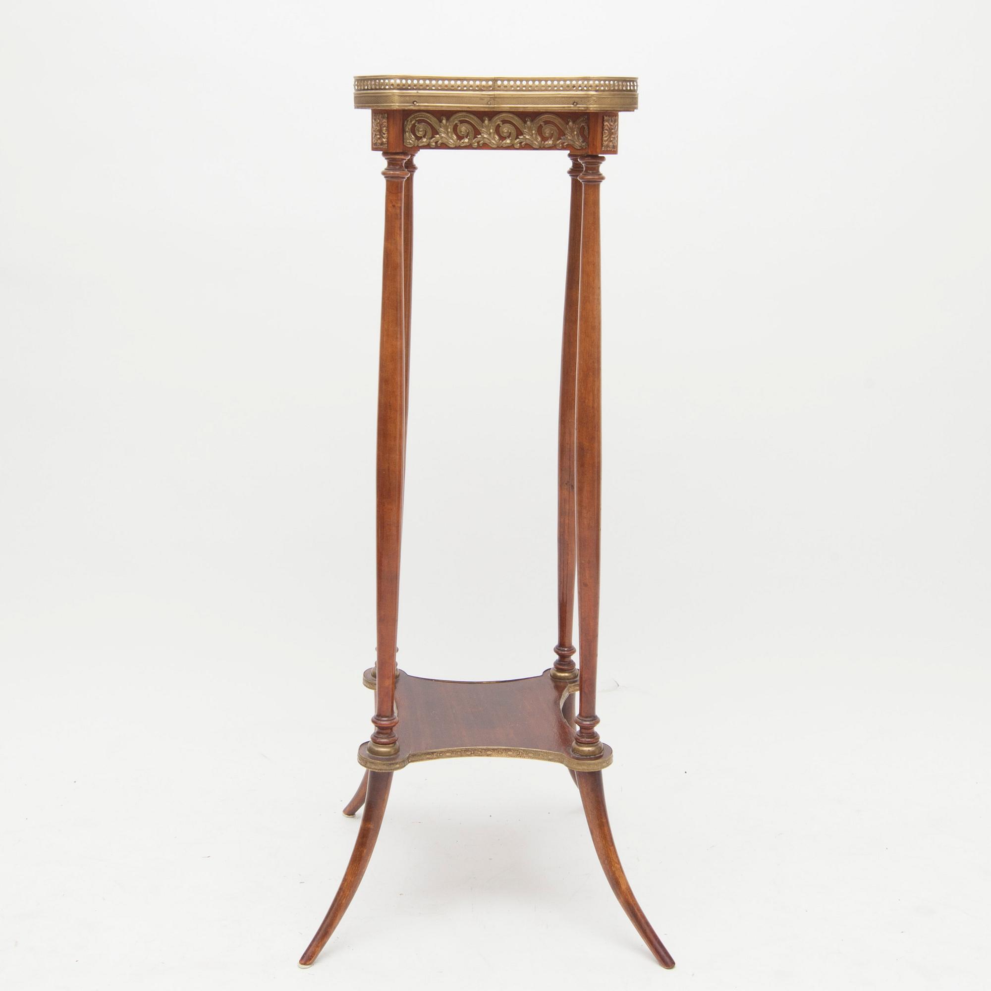 BLOMPIEDESTAL, Louis Seize-stil, ca 1900.