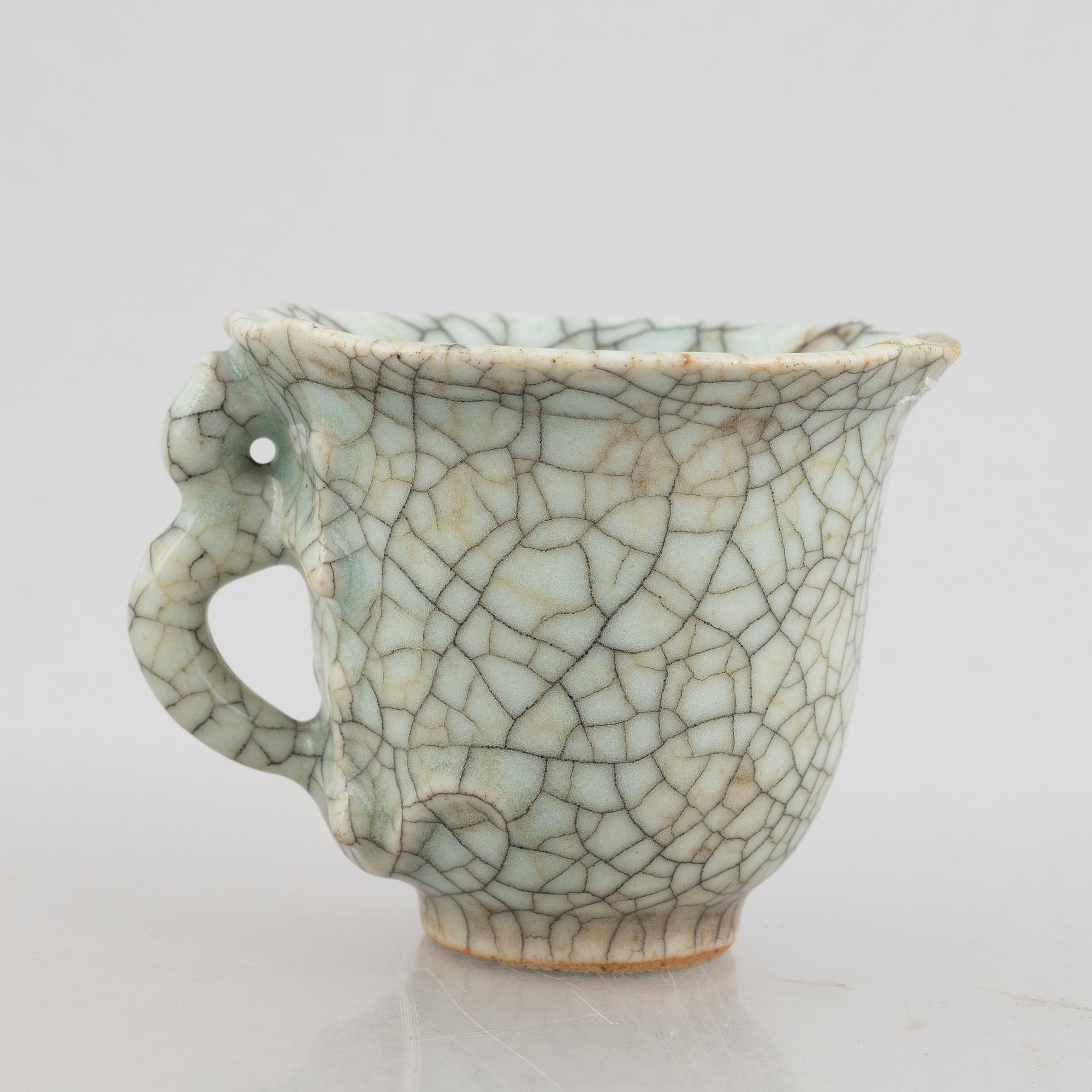 A Chinese ge glazed stoneware cup with dragon, Qing dynasty, 18th century.