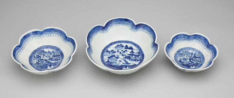 TERRIN samt SKÅLAR, 3 st, porslin, Kina, Qianlong, 1736-1795.