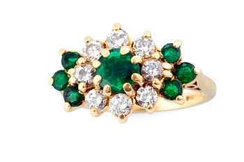 140. AN EMERALD / DIAMOND RING.