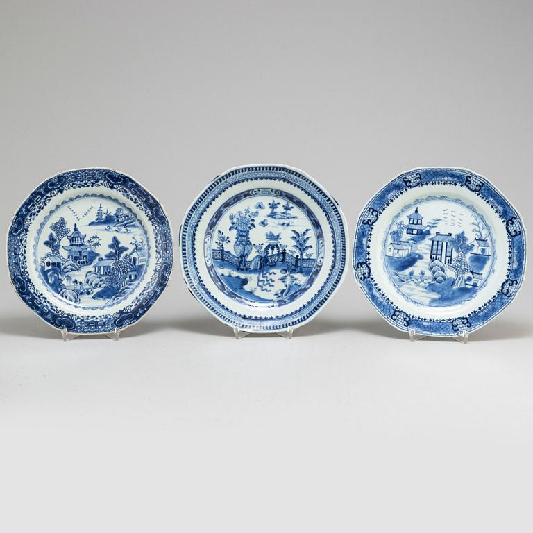 A set of 11 blue and white dinner plates, Qing dynasty, Qianlong (1736-95).