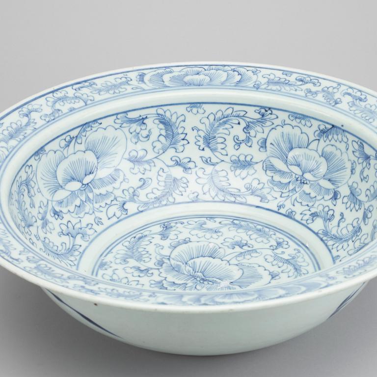 WASH BASIN, porcelain, China, 19th century.