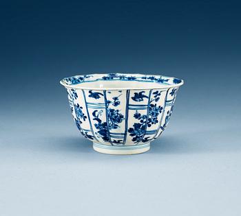 1560. A blue and white bowl. Qing dynasty, Kangxi (1662-1722).