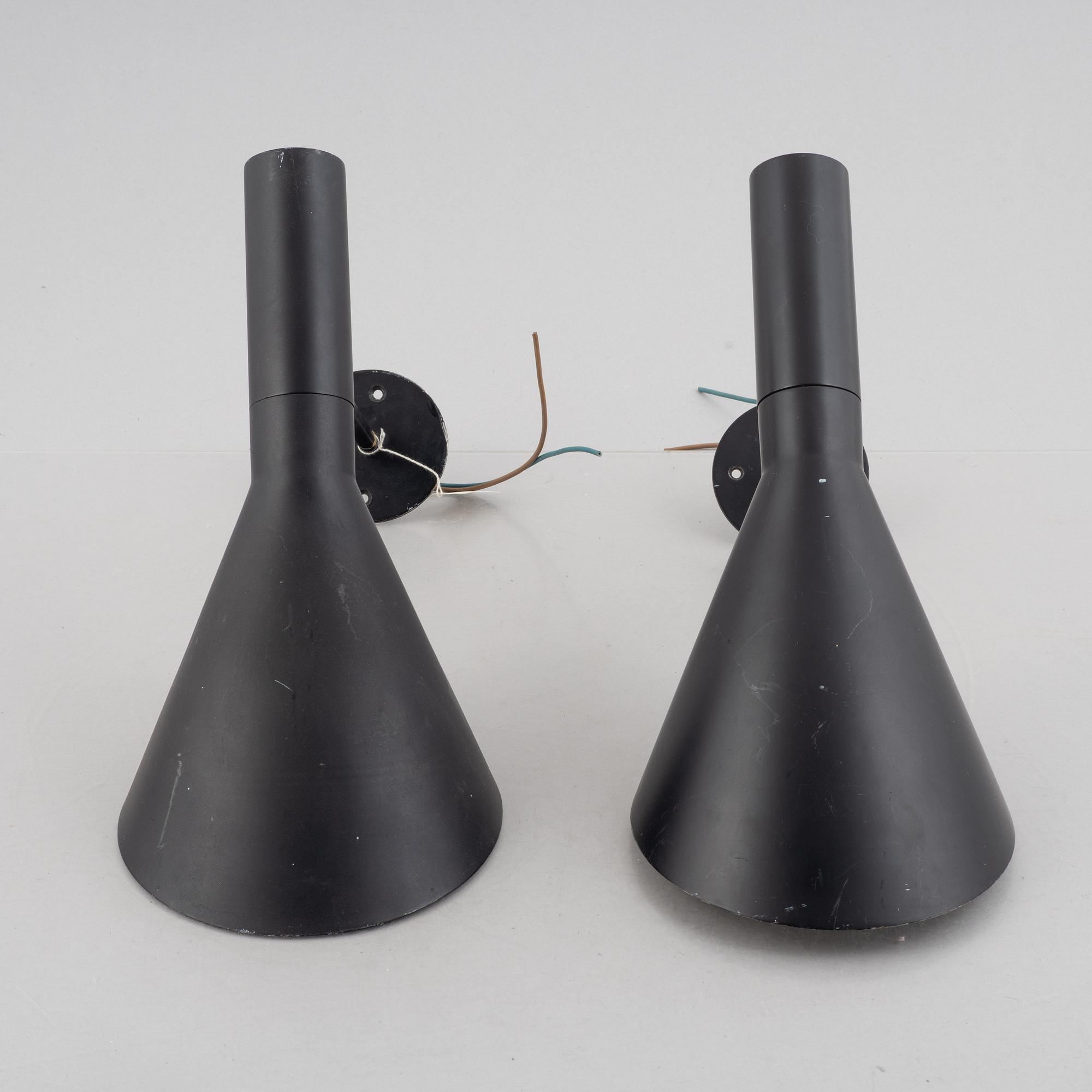 Arne Jacobsen, vägglampor, ett par, "AJ", Louis Poulsen, Danmark.