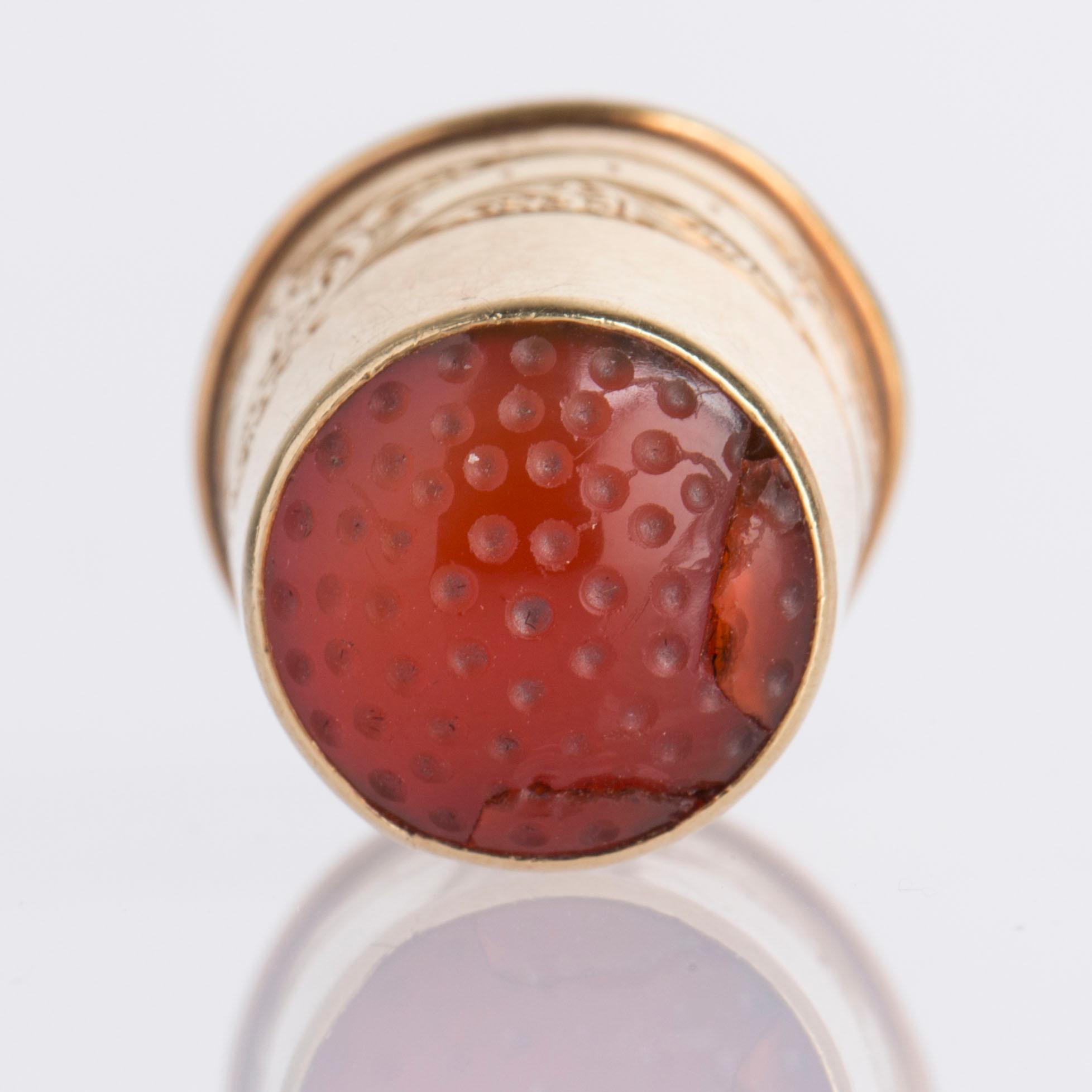 FINGERBORG, 18K guld med karneol. Gustaf Möllenborg, Stockholm, 1851.