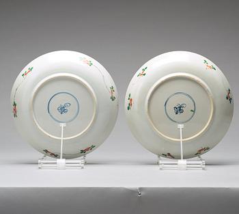 A pair of famille verte dishes, Qing dynasty, Kangxi (1662-1722).