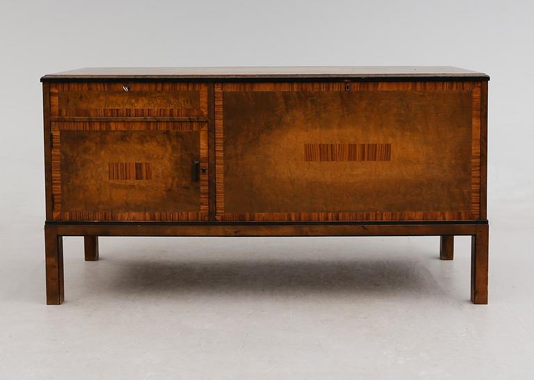 SIDEBOARD, 1900-talets första hälft.