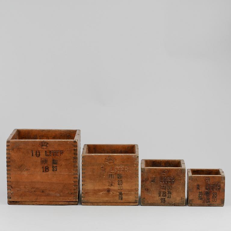 MÅTTSATS, 4 delar, trä, "Kappa", 1800-tal.