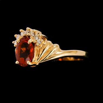 RING, 14k guld med briljantslipade diamanter tot ca 0,08 ct, samt oval citrin. Vikt 3,5 g.