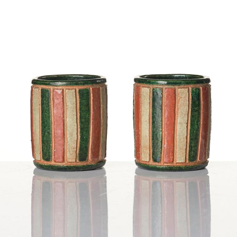 Koppar, två stycken, keramik samt kanna, porslin. Qing dynastin, 1800-tal.