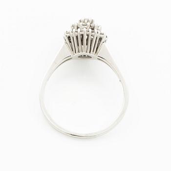 Ring, 18K white gold with brilliant-cut diamonds.
