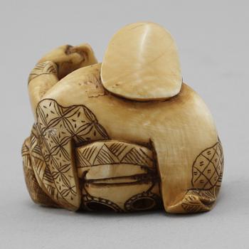 NETSUKE, ben, Japan, signerad, 1900-talets första hälft.