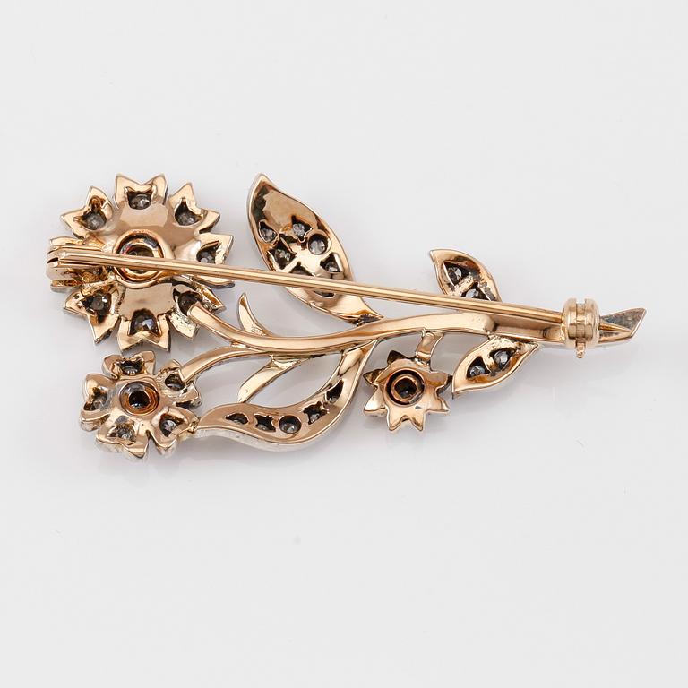 BROSCH, 18K guld/silver, briljantslipade diamanter tot ca 0.70 ct., 1900-talets första hälft.