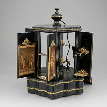 CIGARRHÅLLARE, trä och gulmetall. 1900-talets början.