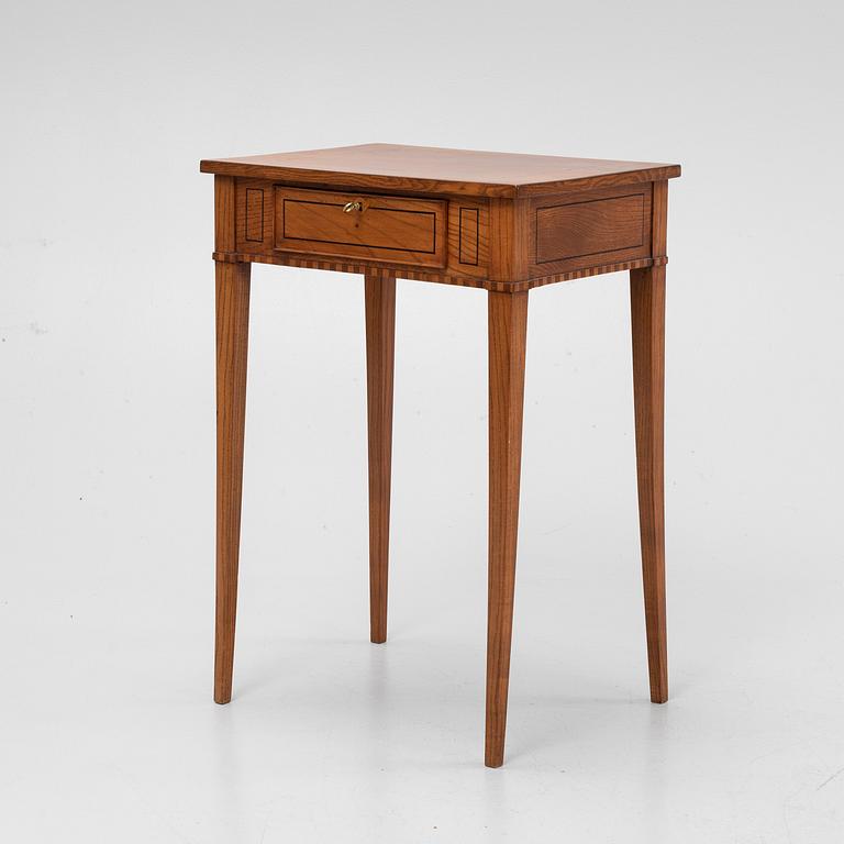 An elm wood veneered sewing table, early 19th Century.