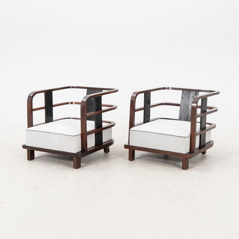 A pair of stained wood art déco armchairs from the first half of the 20th century.
