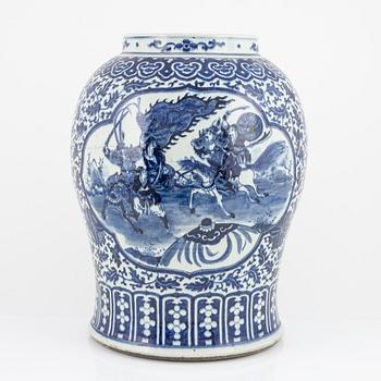 A blue and white vase, late Qing dynasty, circa 1900.