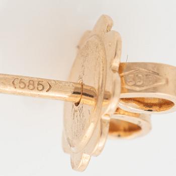 Earrings with brilliant-cut diamonds.