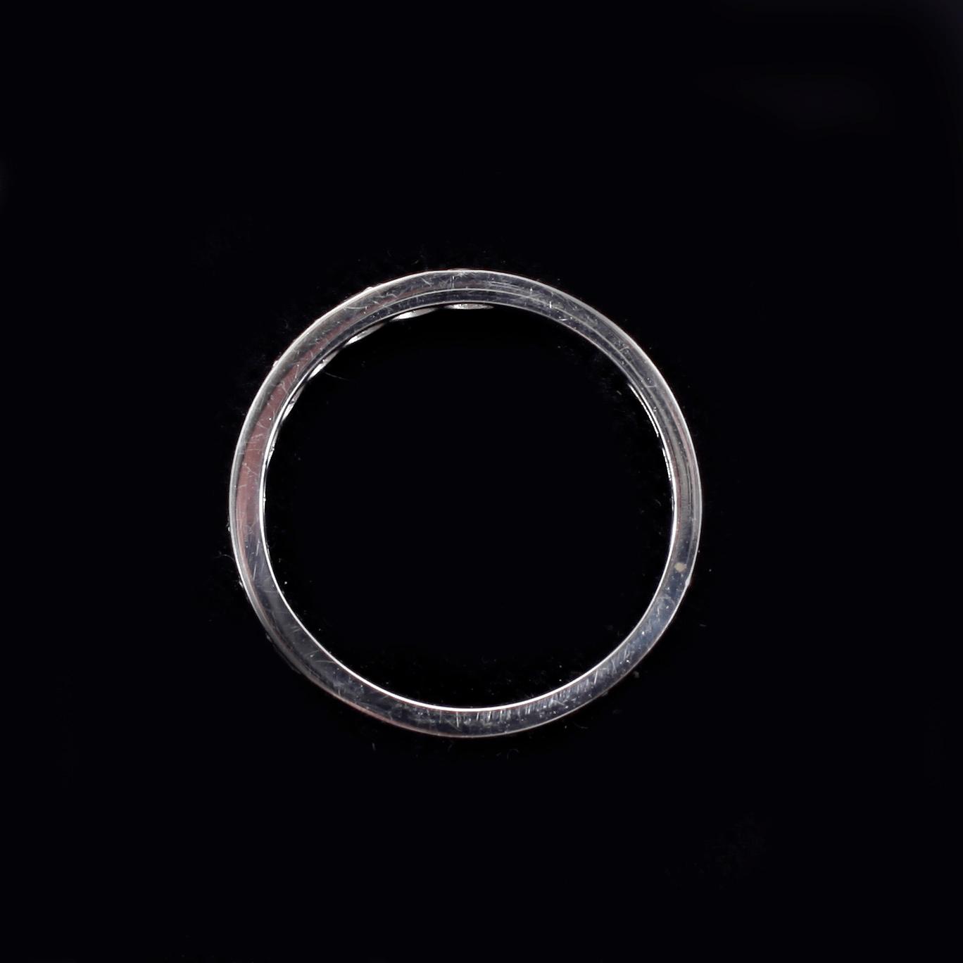 RING, alliansring, 18k vitguld med briljantslipade diamanter tot ca0,40ct. Vikt 3,8g.