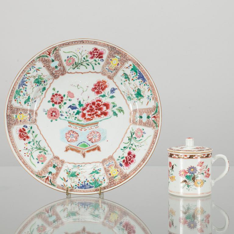 KRÄMKOPP OCH TALLRIK, porslin, Kina, famille rose, Qianlong 1736-1795.