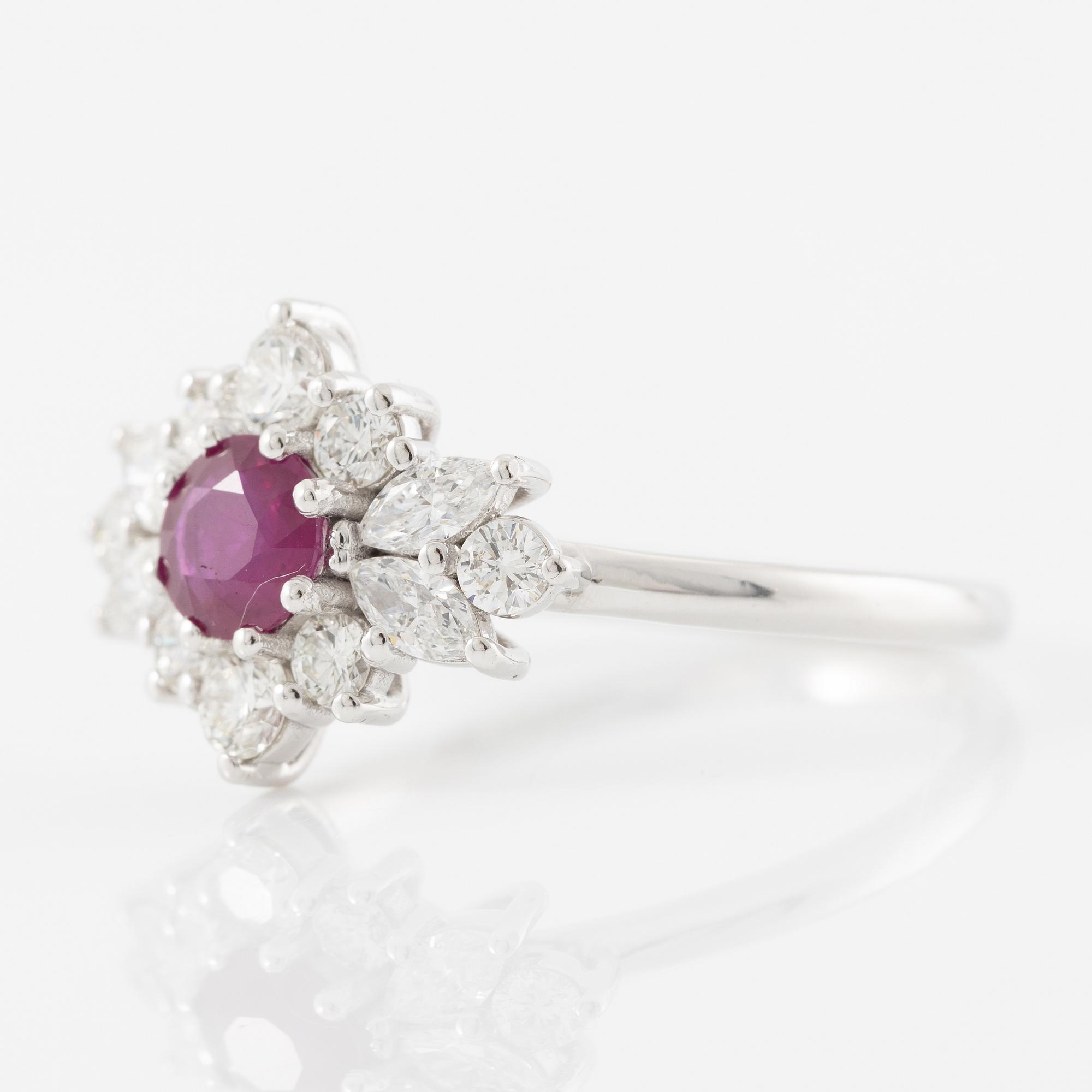Ring 14K white gold with a ruby and brilliant- and marquise-cut diamonds.