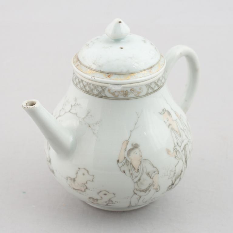 A grisaille and gold tea pot with cover, Qing dynasty, 18th century.