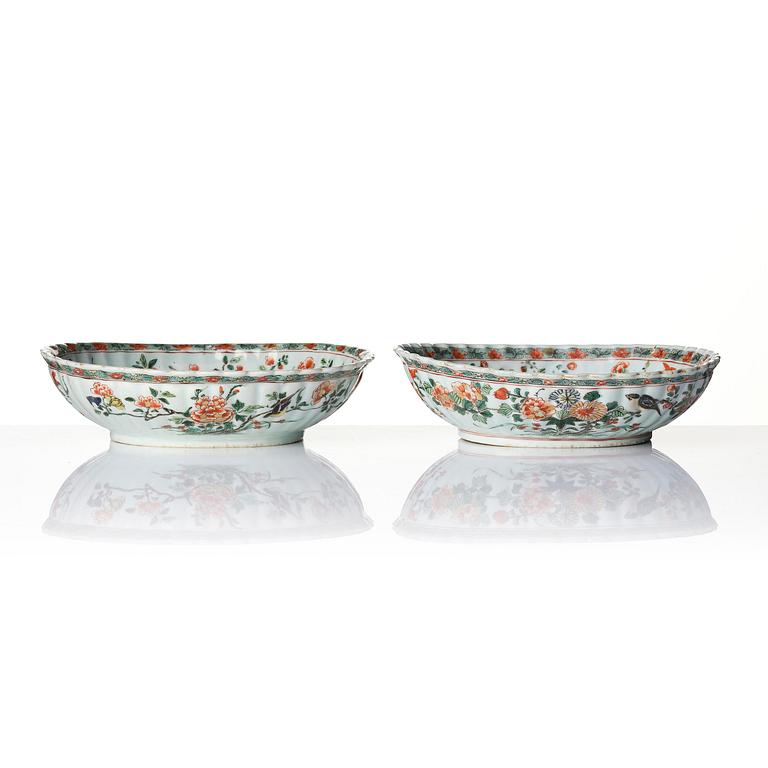 Skålfat, ett par, porslin. Qingdynastin, Kangxi (1662-1722).