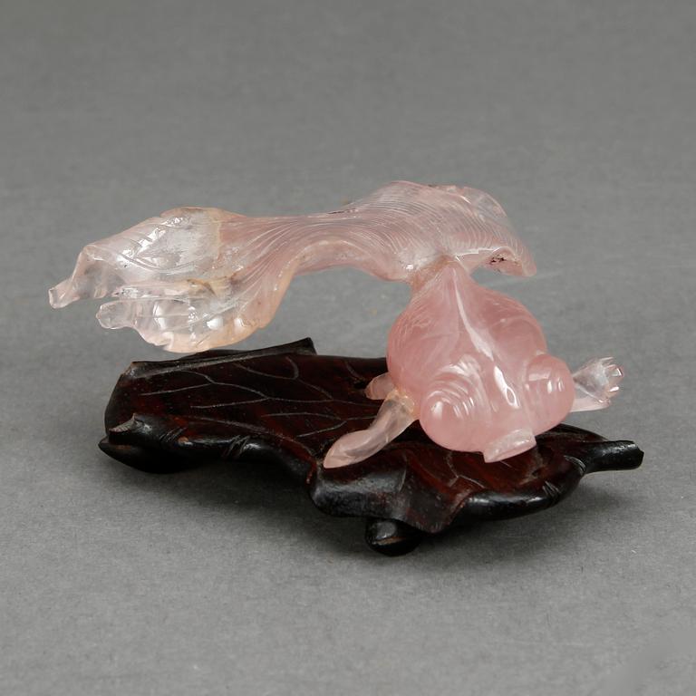 FIGURIN, troligen rosenkvarts, Asien, 1900-tal.