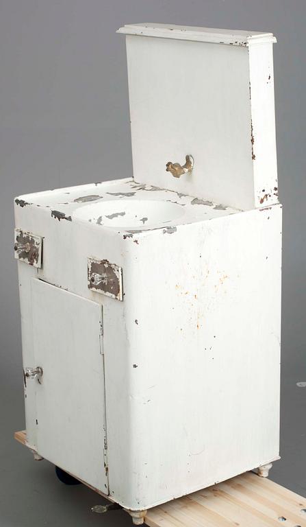 TVÄTTKOMMOD, målad plåt samt, SET MED TVÄTTATTIRALJER, 4 delar, porslin, Kuznetsov, 
Ryssland 1800-talets slut.