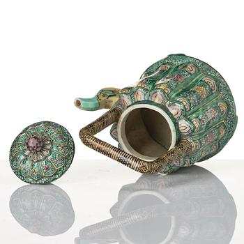 Kanna med lock, biskviporslin. Qingdynastin, Kangxi (1662-1722).