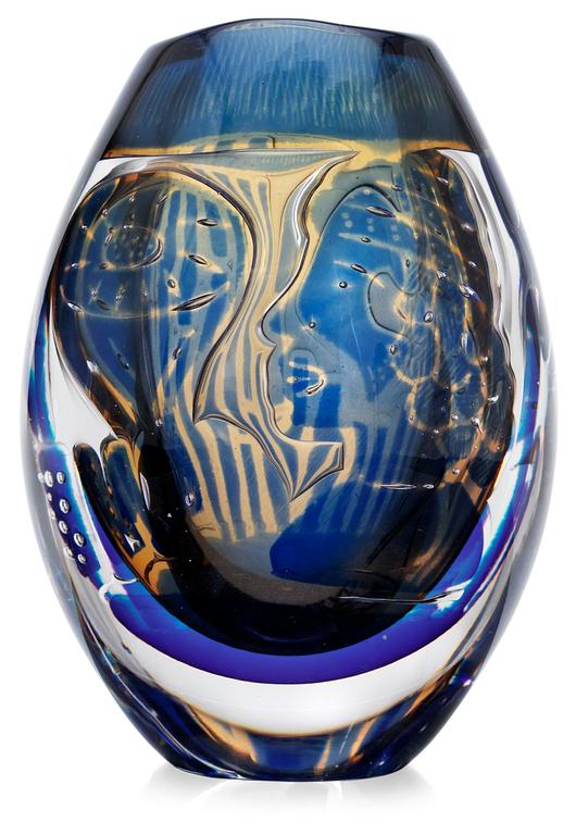 A Edvin Öhrström ariel glass vase, "Flickan och duvan", Orrefors 1969.