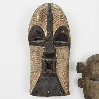 Masker, 4 st, enligt uppgift Dan, Liberia, Ibibio, Nigeria, Varega, Kongo, Songe, Kongo, 1900-talets andra hälft.