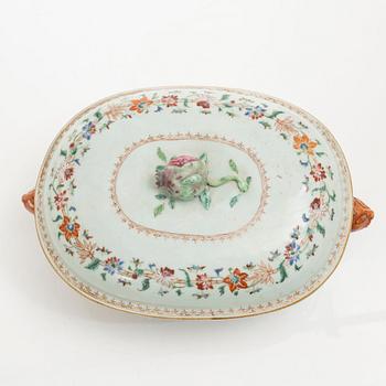 Terrin med lock, kompaniporslin. Qing dynastin, Qianlong (1736-95).