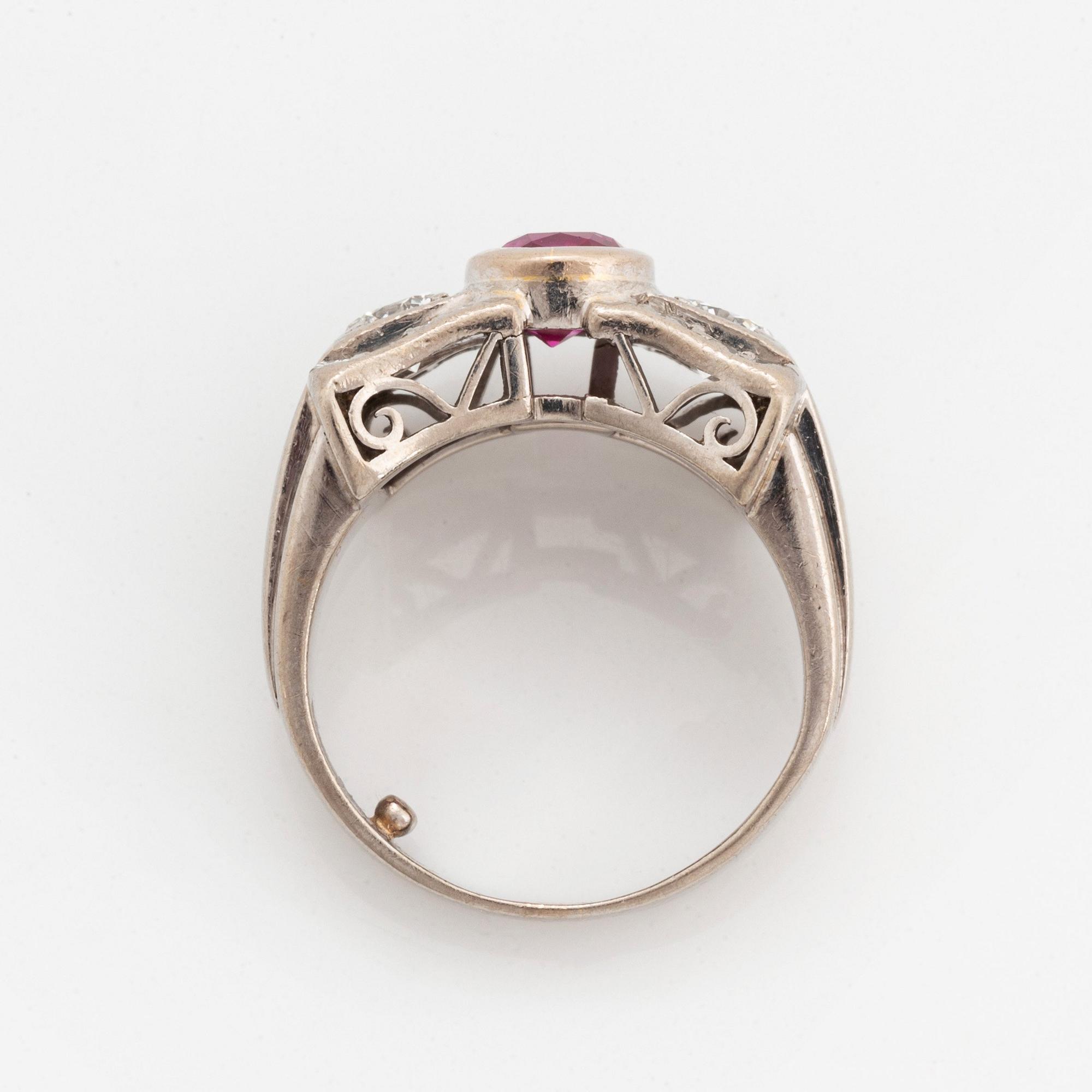 Ring 18K vitguld med en fasettslipad rubin och runda briljant- och åttkantslipade diamanter.