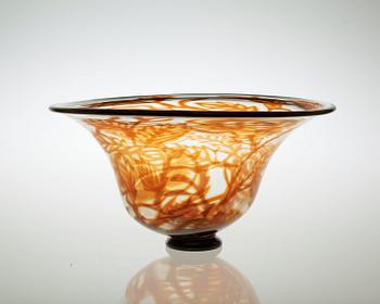 An Eva Englund 'Graal' glass bowl, Orrefors 1978.