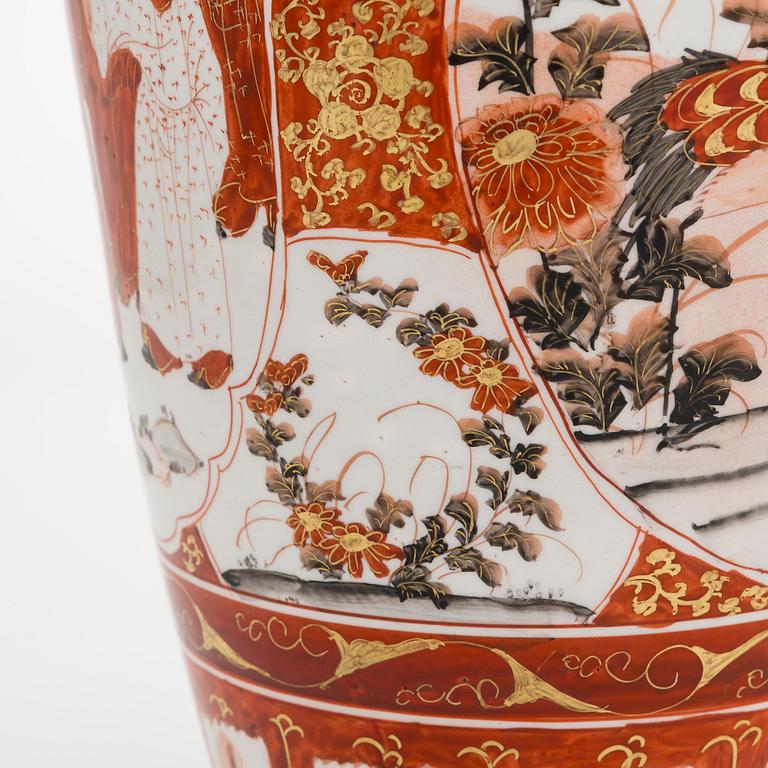 A Japanese porcelain vase from the Meiji period (1868-1912) .