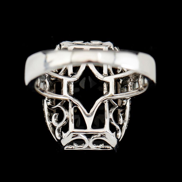 RING, 14K vitguld, röktopas samt diamanter.
