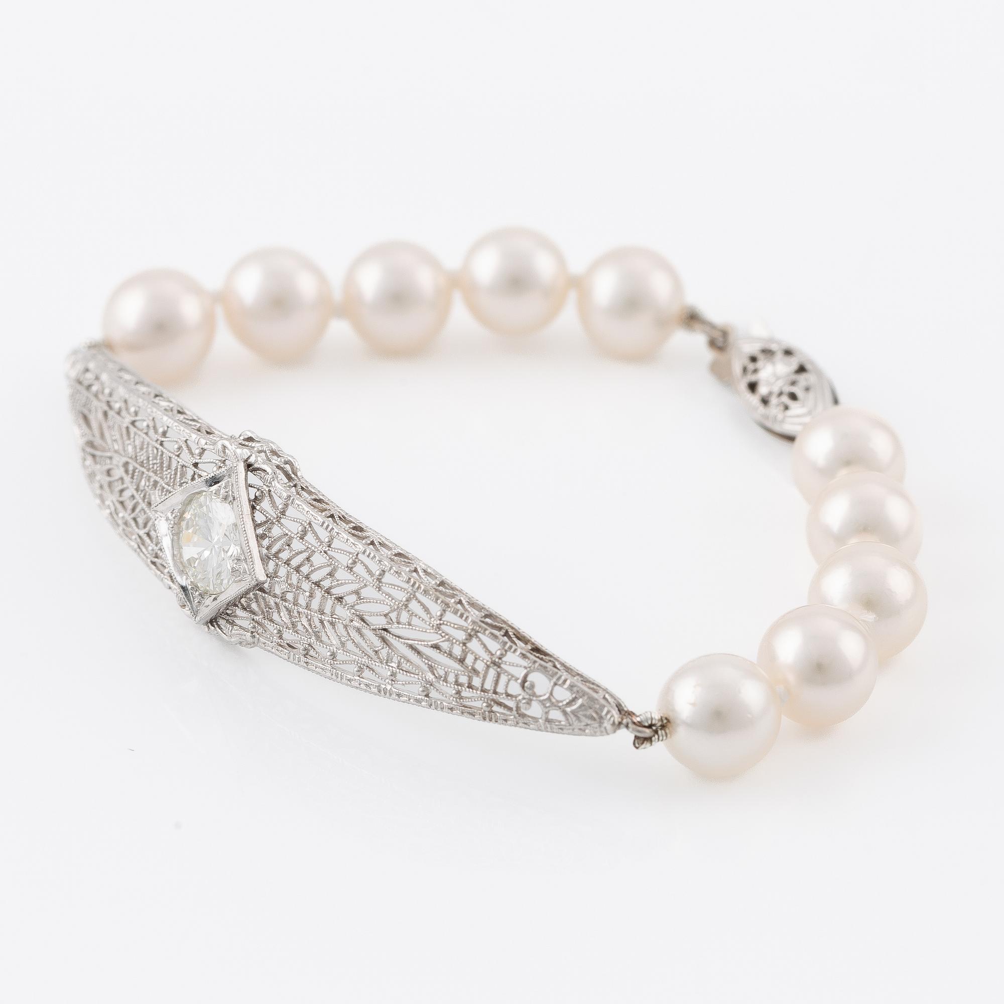 Armband, 14K vitguld, med odlade pärlor med mittstycke med briljantslipad diamant ca 1 ct.