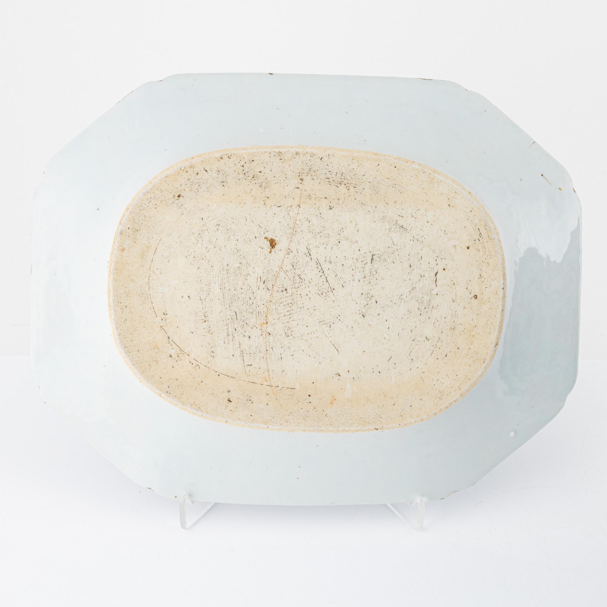 A pair of blue and white serving dishes, Qing dynasty, Qianlong (1736-95).