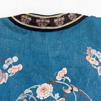 A Chinese embroidered silk robe, late Qing dynasty/early 20th Century.