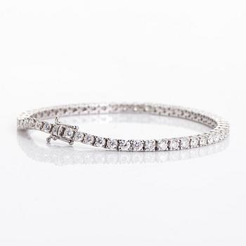 An 18K gold tennis bracelet with brilliant-cut diamonds totalling approx. 4.30 ct.