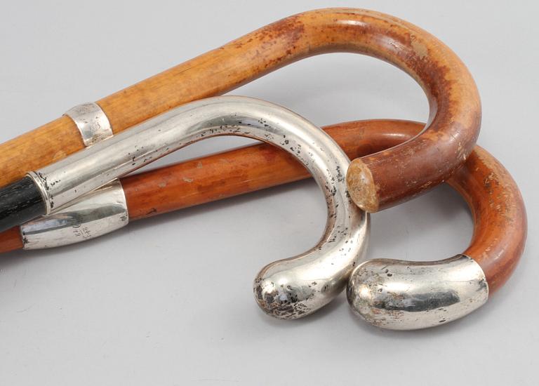 PROMENADKÄPPAR, 3 st, mestadels trä och silver, 1900-tal.