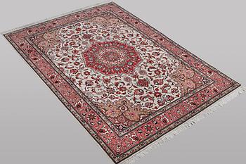 A rug, Tabriz, part silk, 50 Raj, ca 210 x 158 cm.