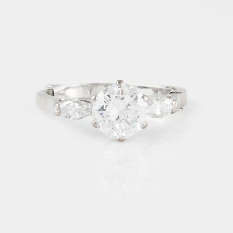 RING, med gammalslipad diamant ca 1.20 ct samt 2 navetteslipade diamanter.