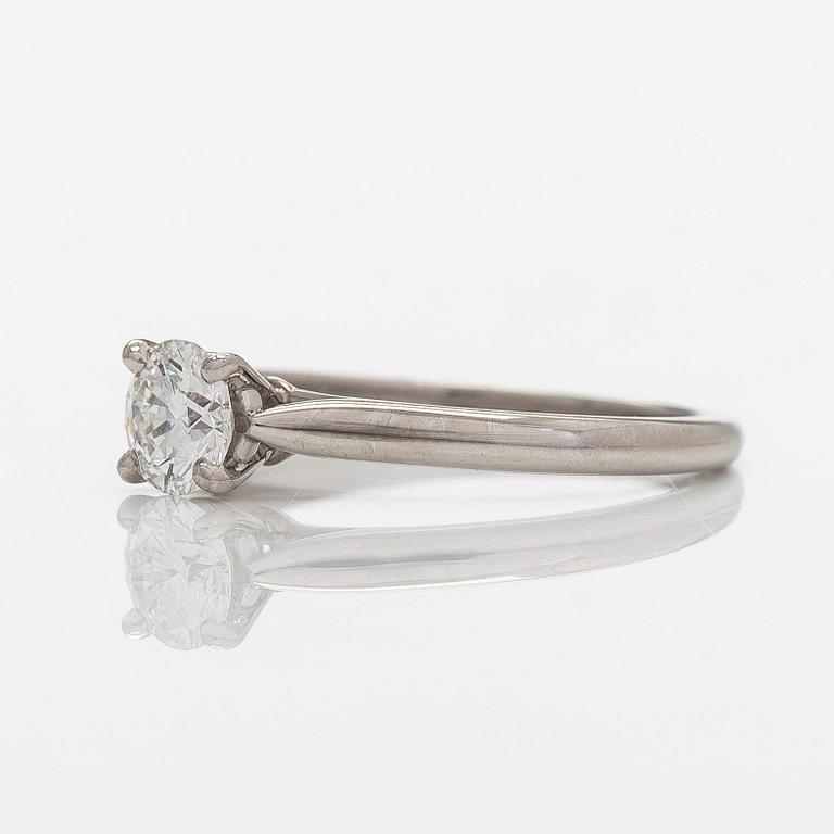 Cartier, ring, platina med briljantslipad diamant ca 0.46 ct. Med GIA dossier.